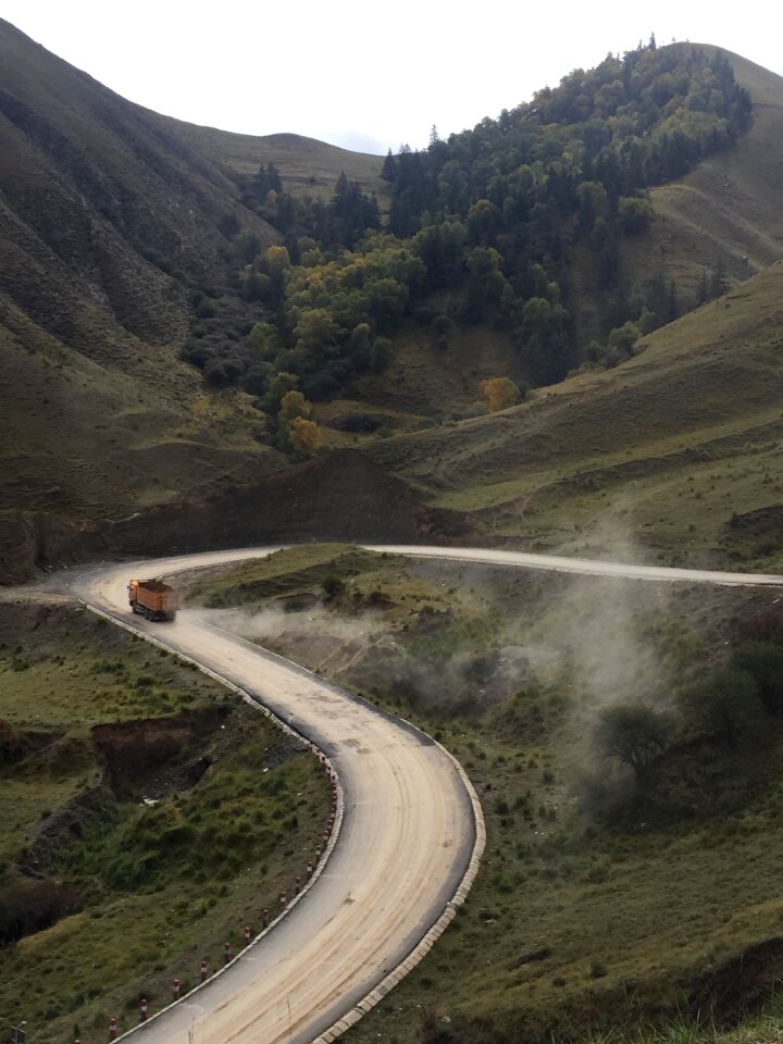 Winding road qinghai the scenery