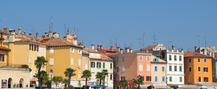Houses antennas port