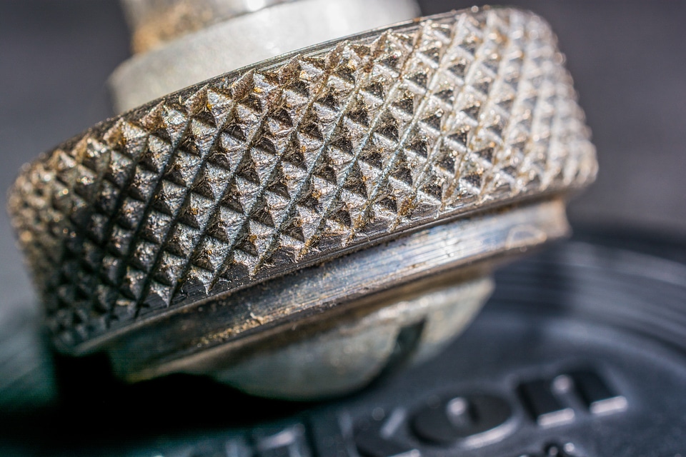 Knurled screw macro nikon