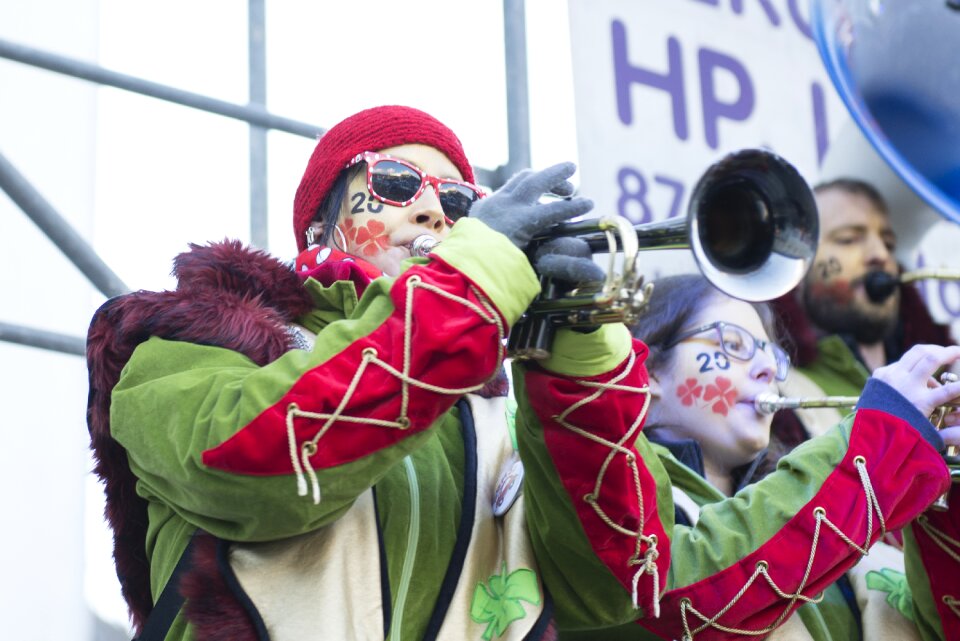 Trumpet woman colorful