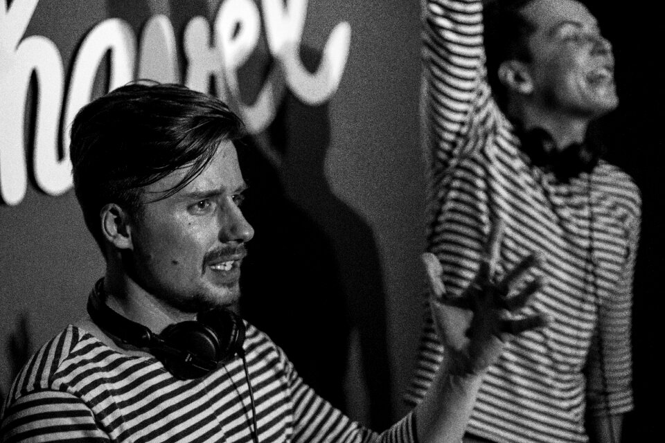 Artist nightlife performance
