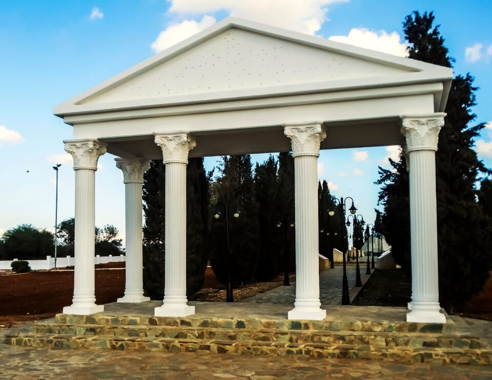 Monument independence