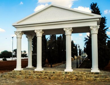 Monument independence