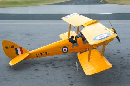 Aircraft de havilland yellow