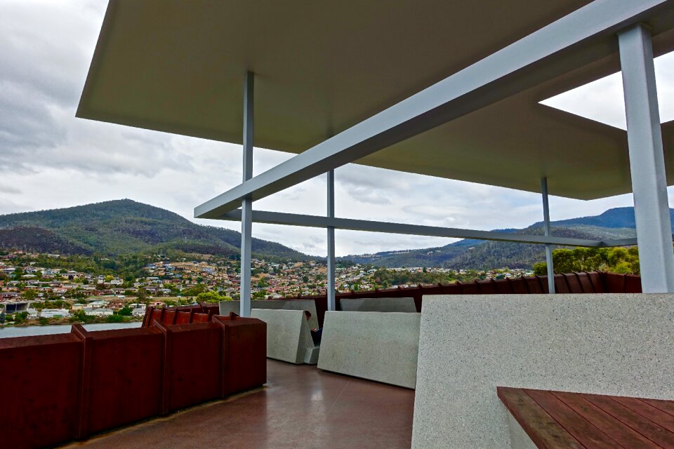 Outlook modern floating roof