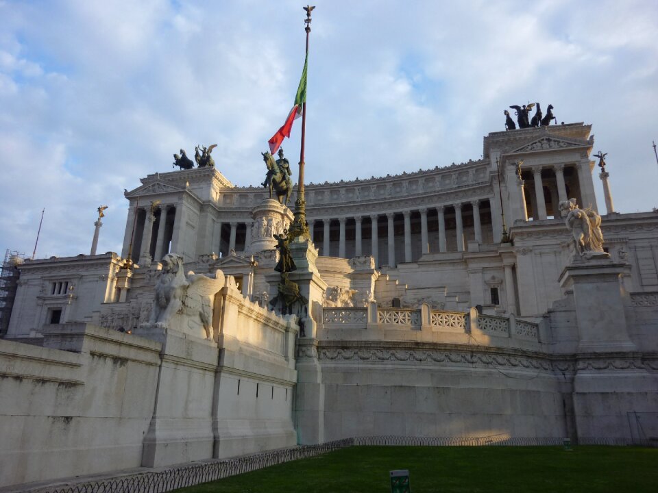 Nazionale a vittorio emanuele ii monument building