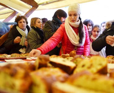 Woman perugia plum cake