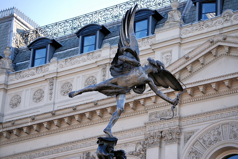 Piccadilly circus anteros monument