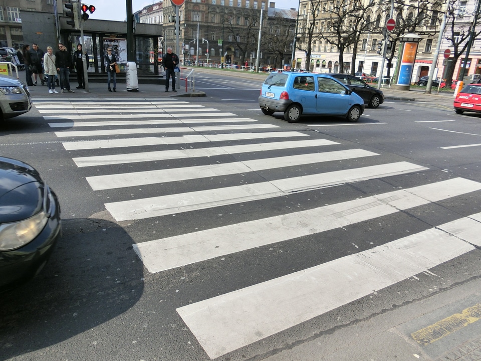 Crossing cross pedestrian crossing