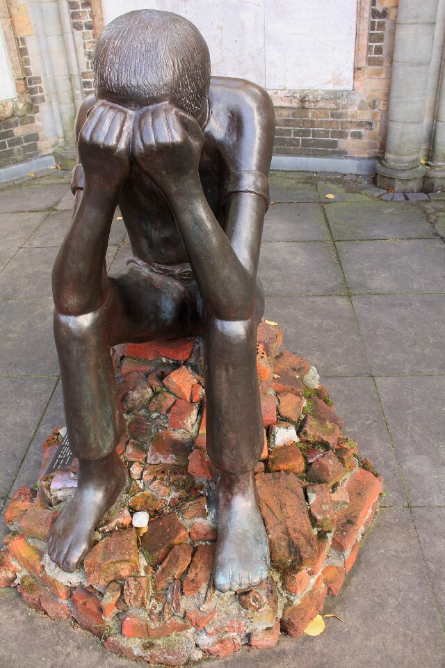 Monument memorial statue
