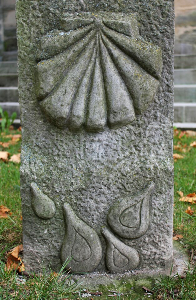Scallop memorial stone hiking monument