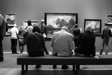 People bench painting