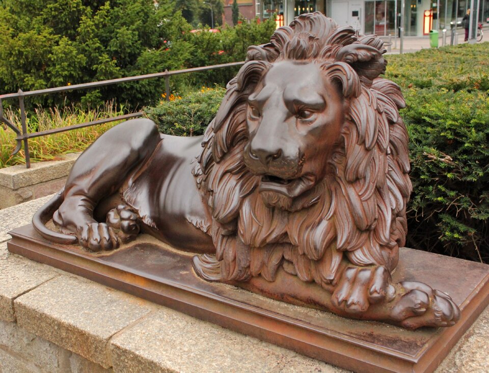 Access character bronze lion monument
