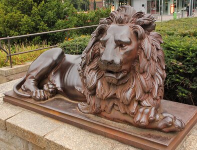 Access character bronze lion monument