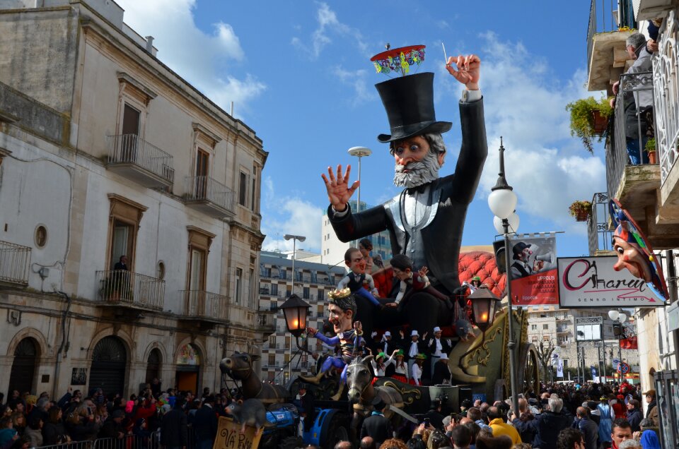 Conductor magician via