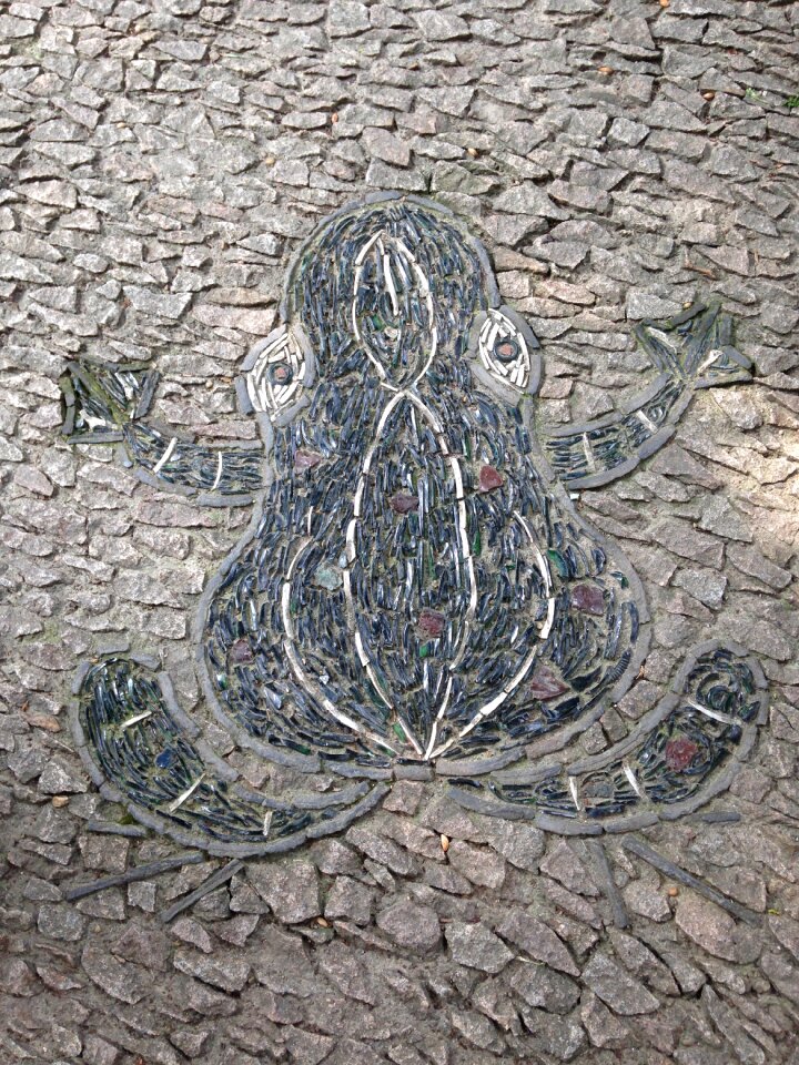 Ground mosaic spone