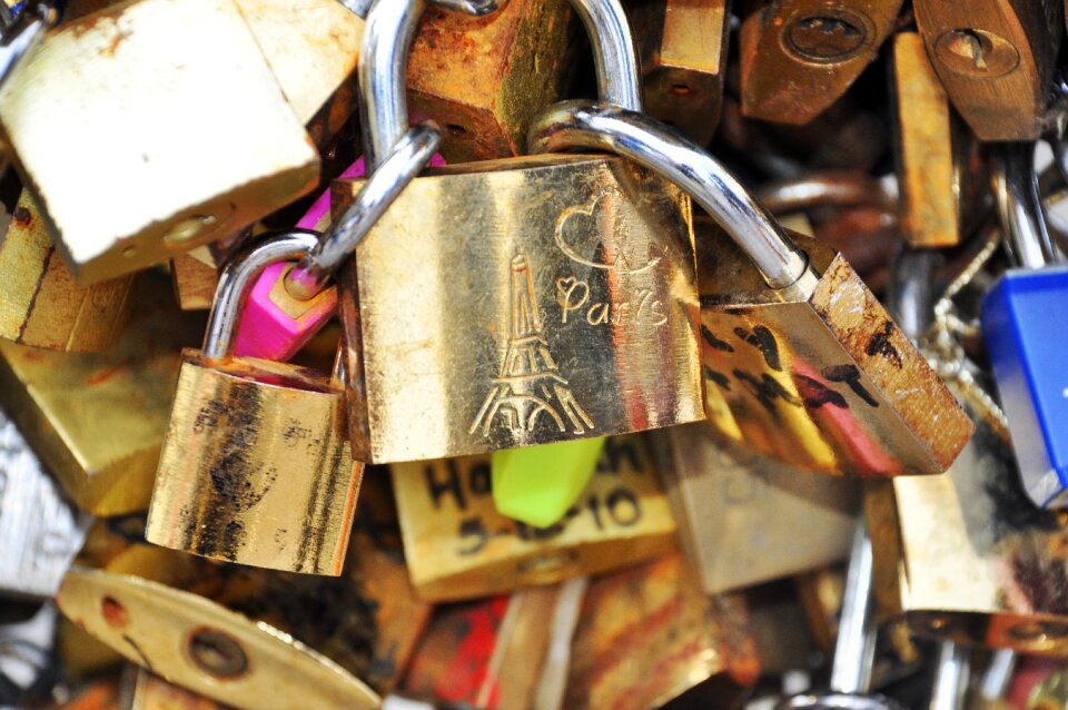 Padlock pont des arts monument