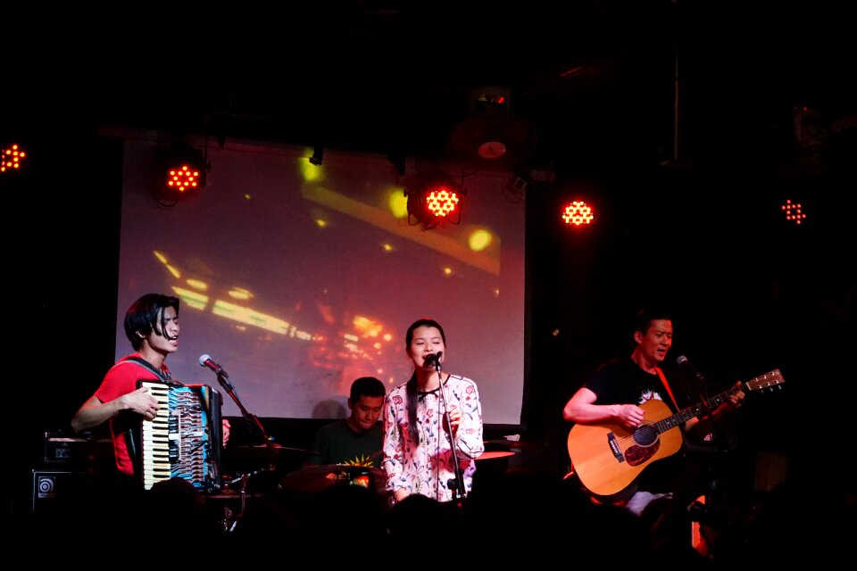 Folk music five people site