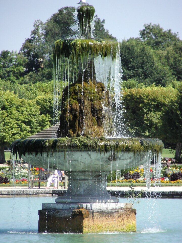 Fountain garden castle of fontainebleau