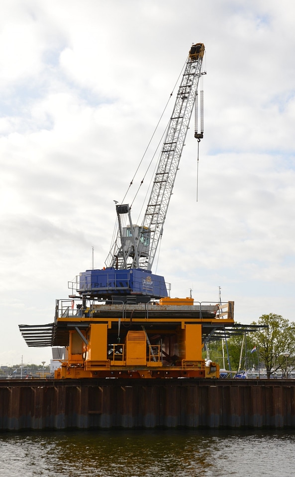 Loading vessel industry lift
