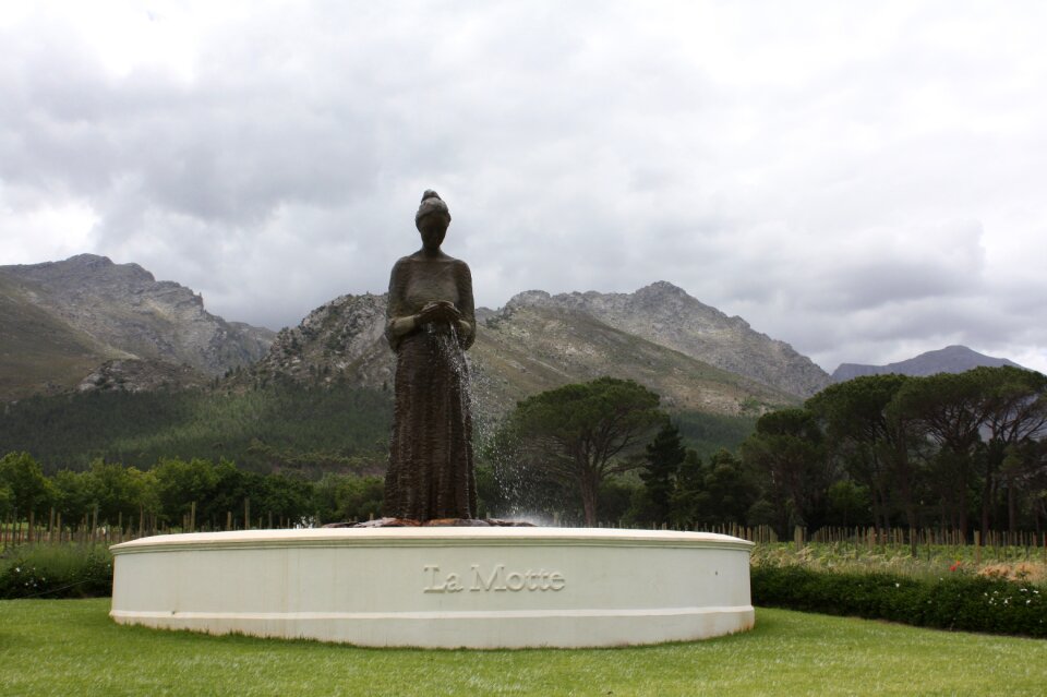 La motte figure sculpture