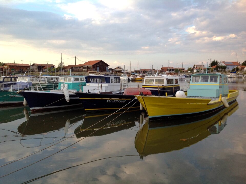 Pinnaces calm fishing vessel
