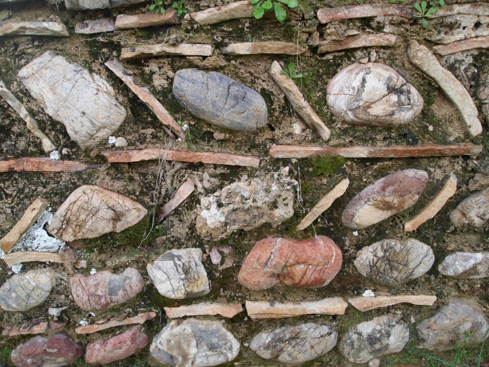 Building masonry stone wall