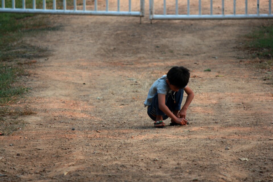 Alone ground play