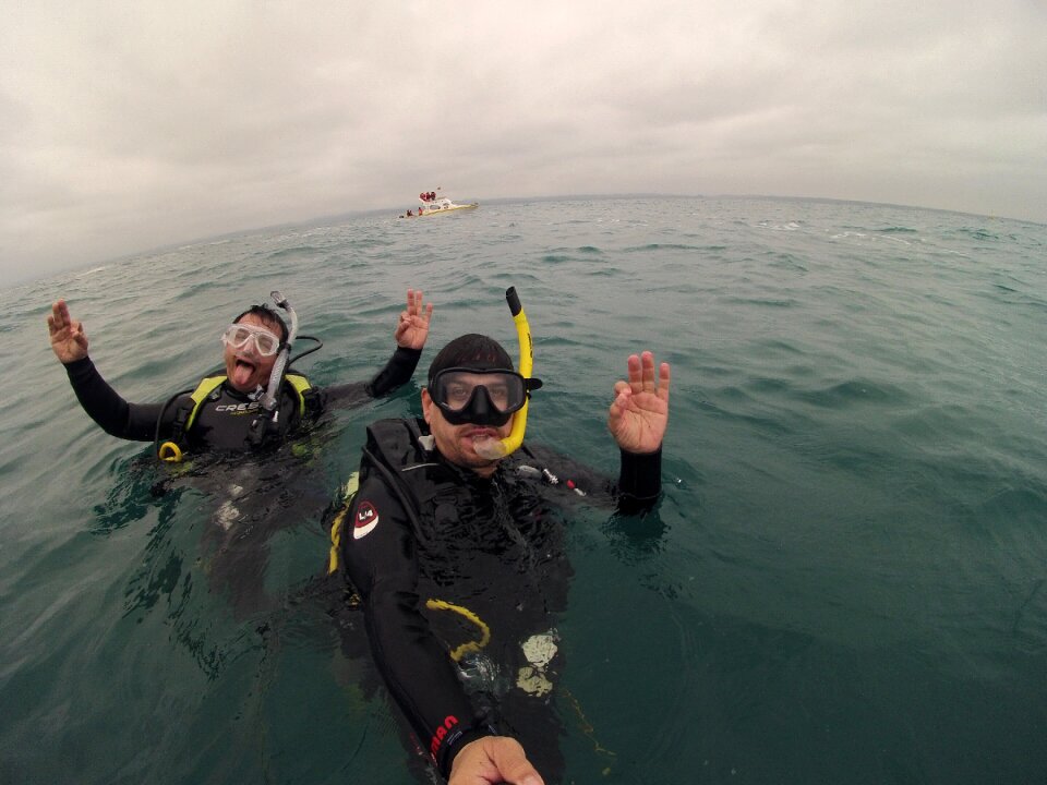 Divers open water taking picture