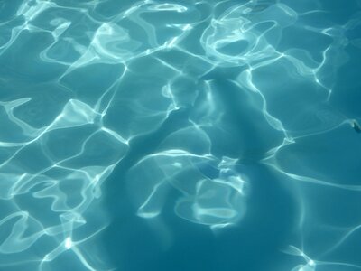 Swimming pool water mirroring