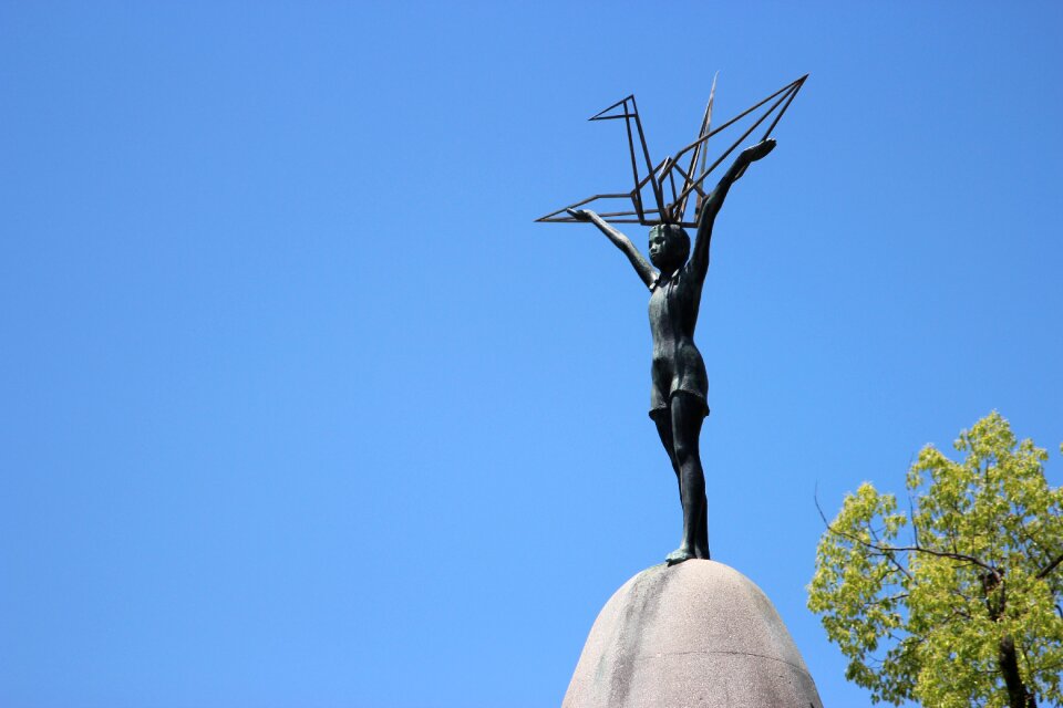 Monument little girl crane