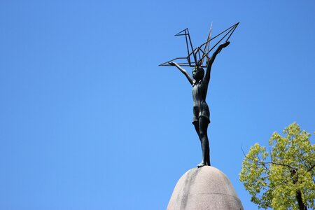 Monument little girl crane