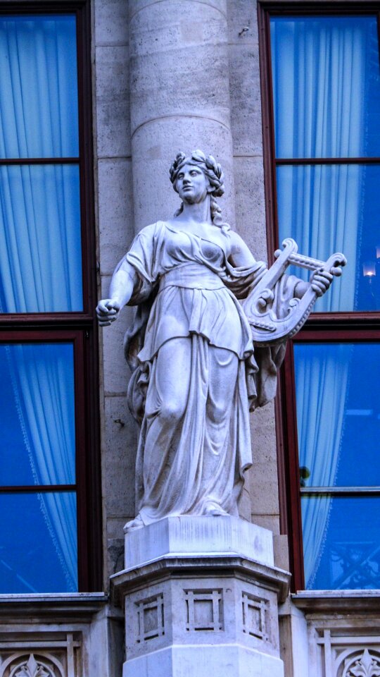 Capital statue