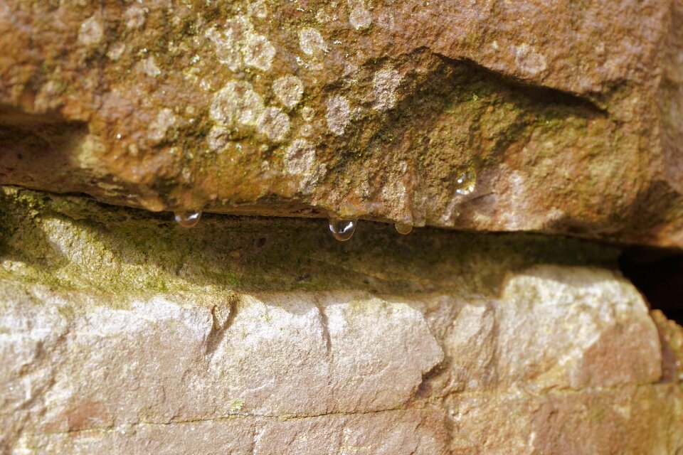 Structure natural stone wet