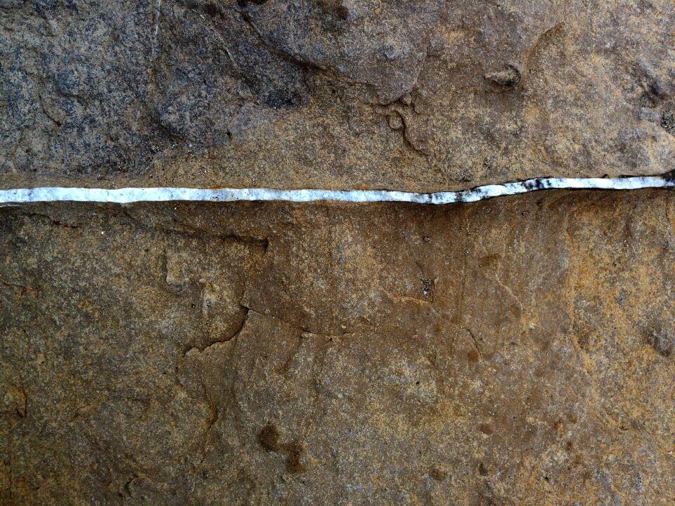 A straight line minerals quartz