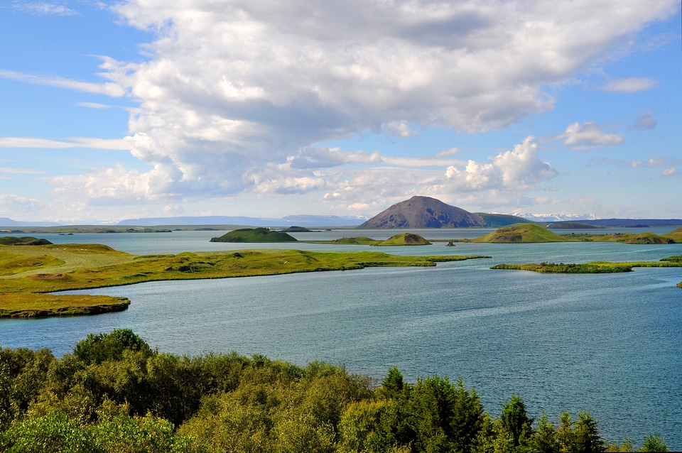 Horizon lake mývatn volcanic activity