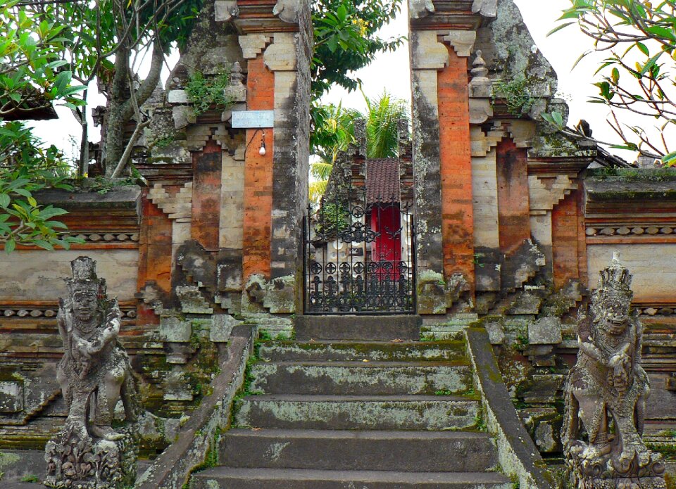 Door sculptures statue