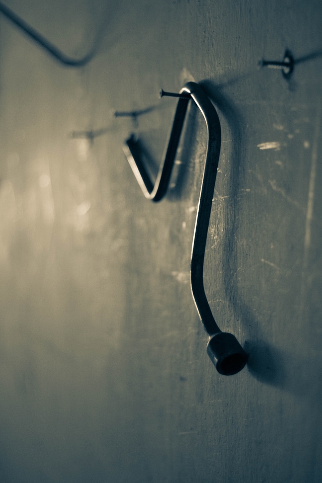 Metallic construction tool