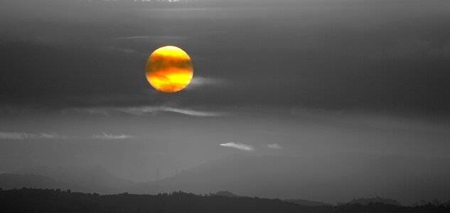 Black and white bicolor atmosphere