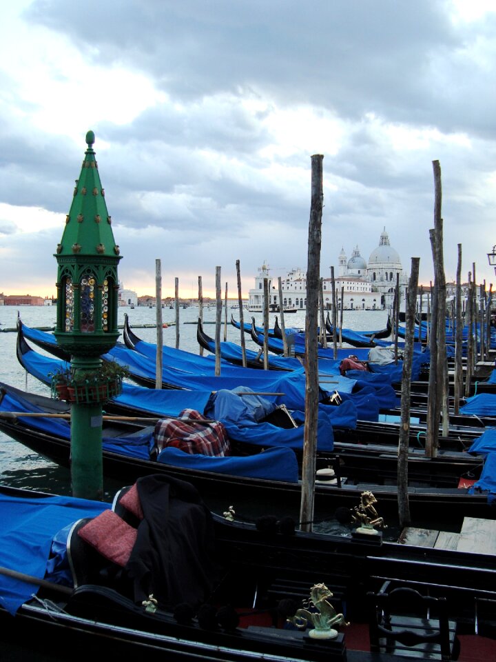 Italia city gondolas