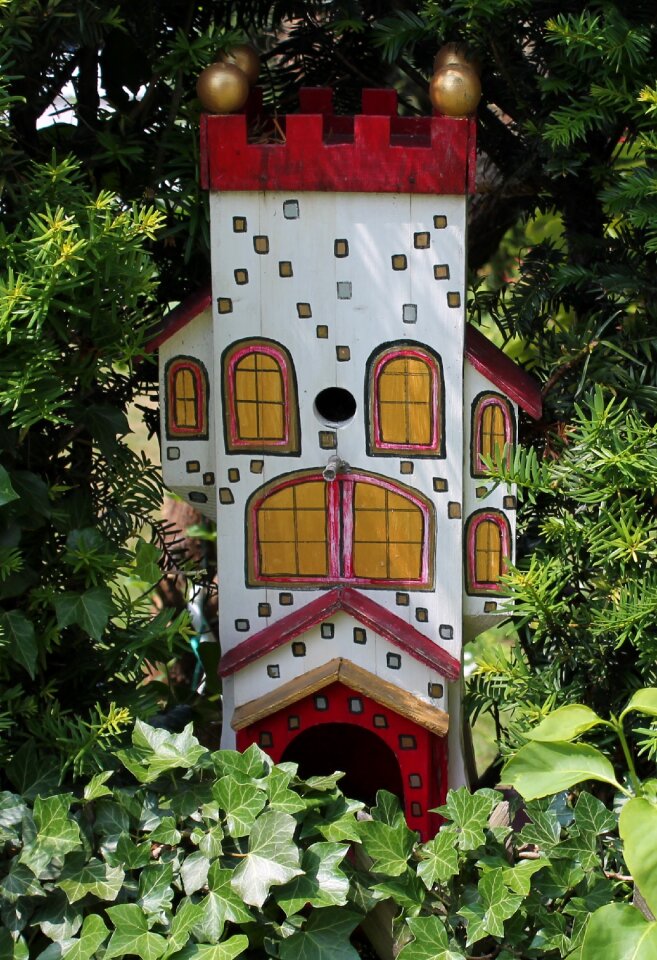 Hatchery bird feeder feeding