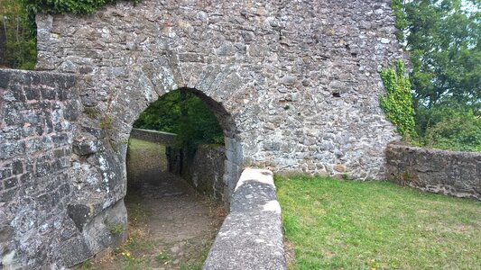 Passage stones wall