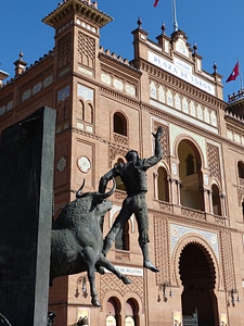 Monument statue torero