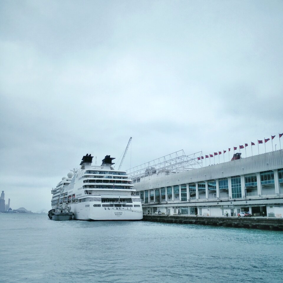 Hong kong pier cruise