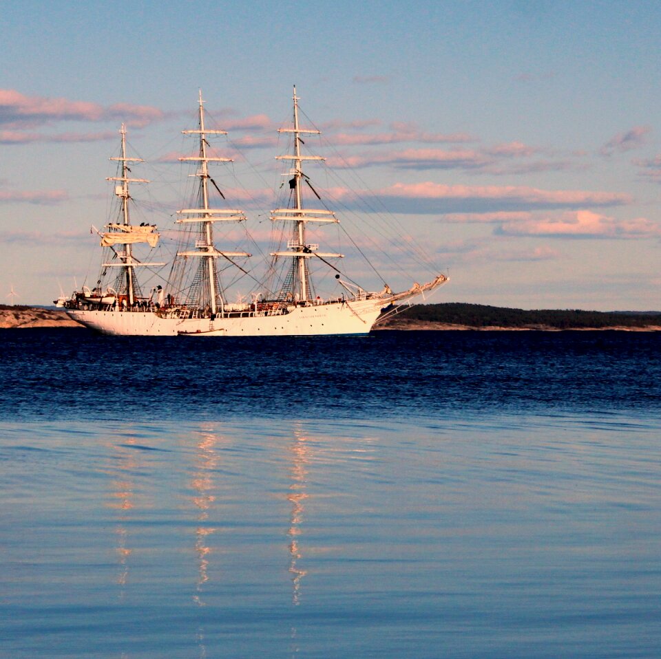 Sea sail vessel