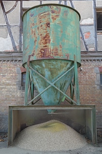 Chaff coffee threshing