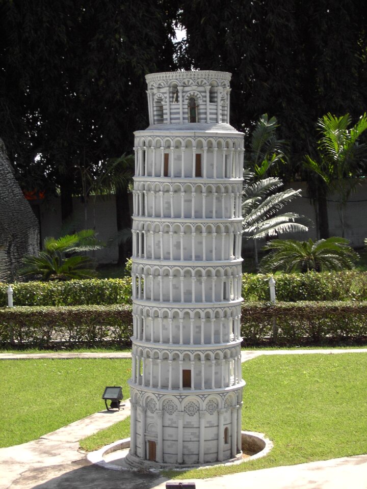 Pisa leaning tower building