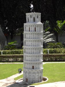Pisa leaning tower building