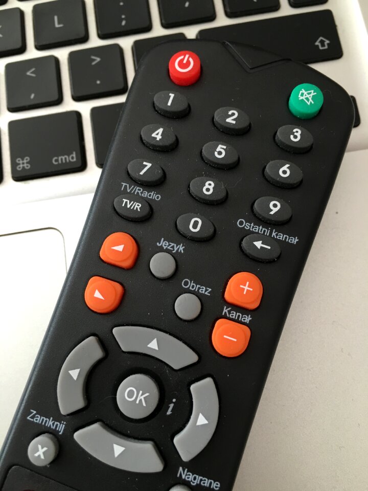 The remote control control tv
