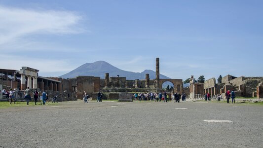Pompei ruins square vesuvius